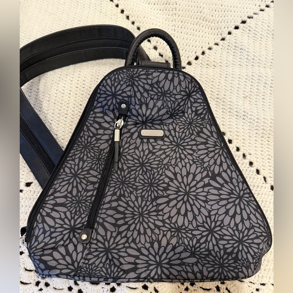 Baggalini black/gray backpack gently loved
